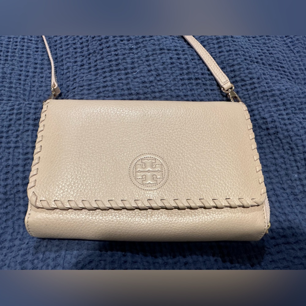 *LIKE NEW* Tory Burch Marion flat wallet crossbody in color light oak